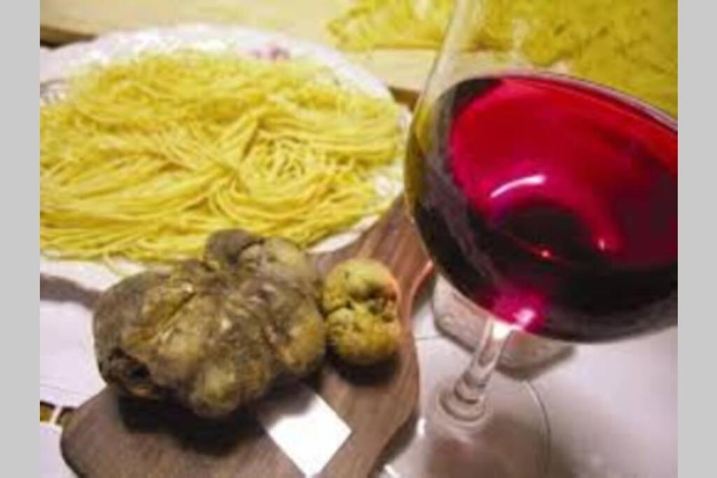 Ex Ostu Impero: Vino, Tartufo Ed Ospitalita Apartment La Morra Luaran gambar